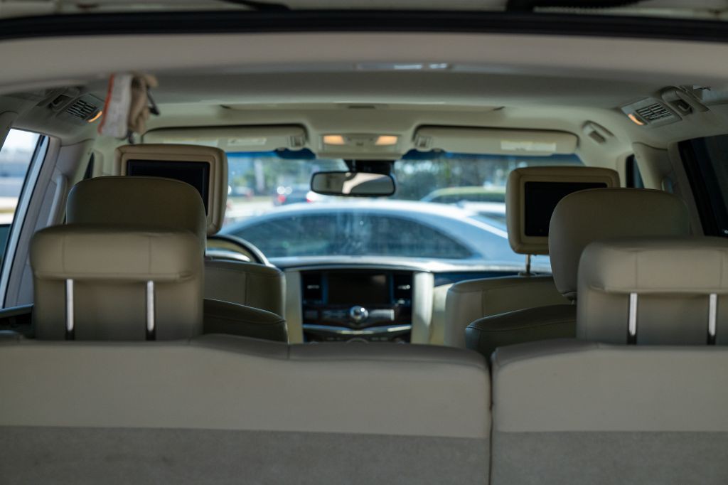 2012 INFINITI QX56 Image 19