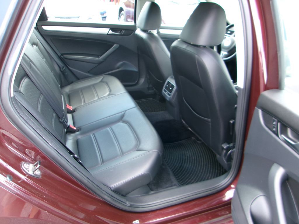 2013 Volkswagen Passat Image 13