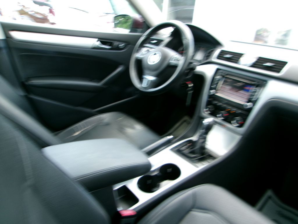 2013 Volkswagen Passat Image 14