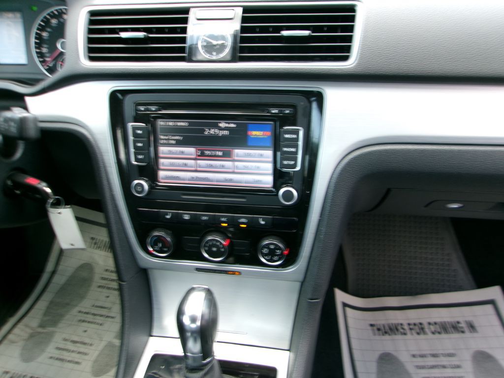 2013 Volkswagen Passat Image 16