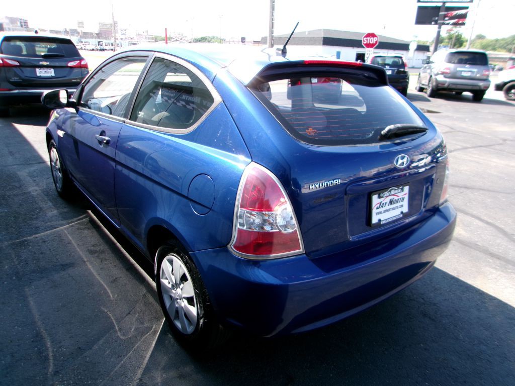 2010 Hyundai Accent Image 6