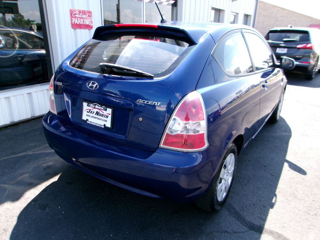 2010 Hyundai Accent Image 8