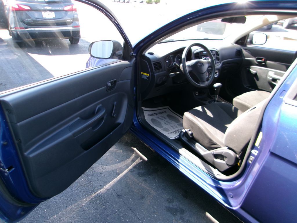 2010 Hyundai Accent Image 9