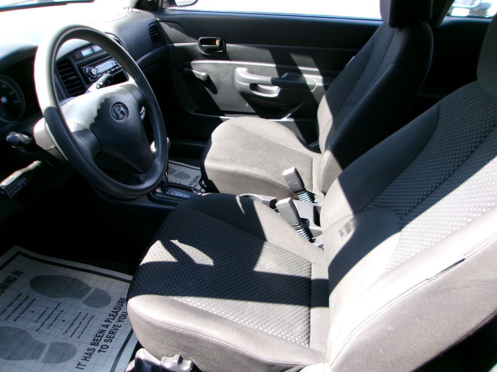 2010 Hyundai Accent Image 10