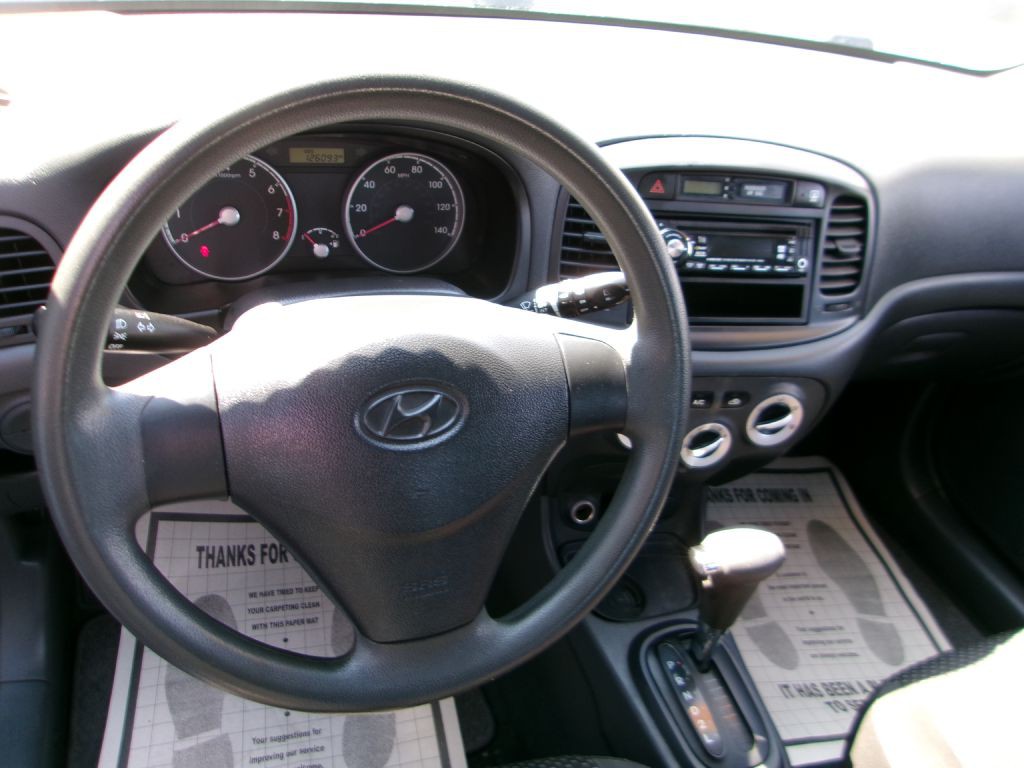 2010 Hyundai Accent Image 11
