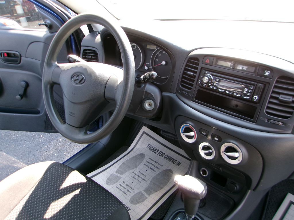 2010 Hyundai Accent Image 13