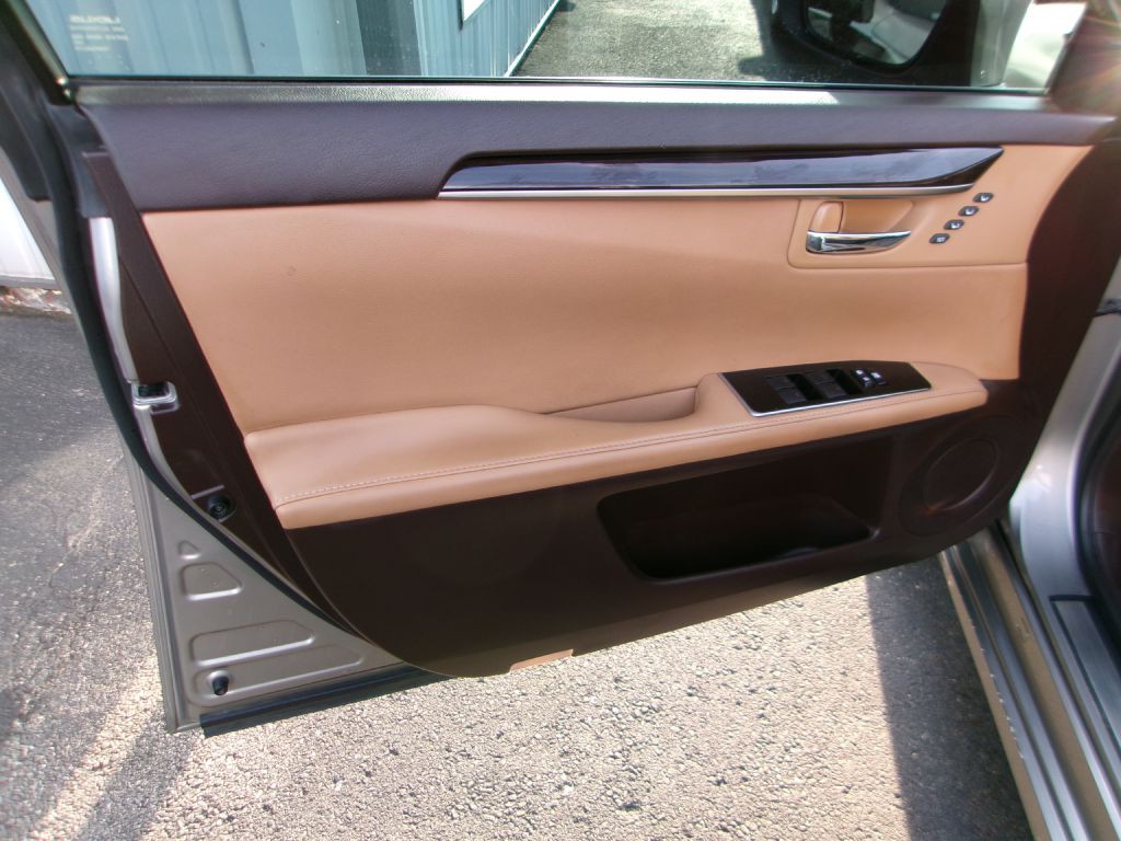 2018 Lexus ES Image 11