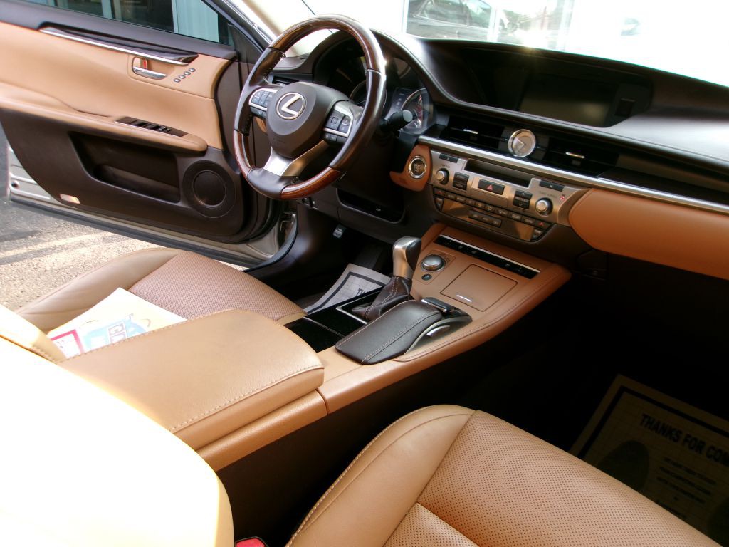 2018 Lexus ES Image 17