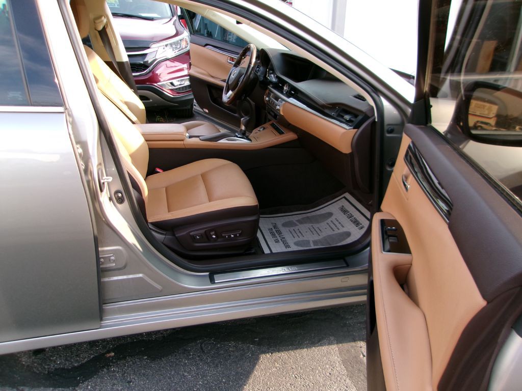 2018 Lexus ES Image 18