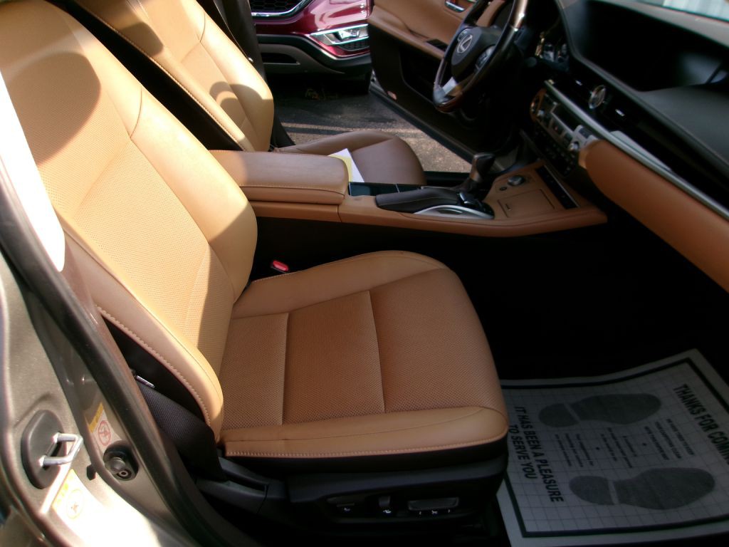 2018 Lexus ES Image 19