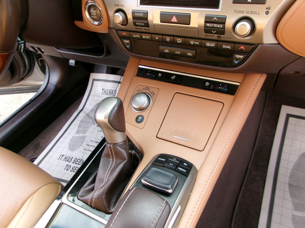 2018 Lexus ES Image 20