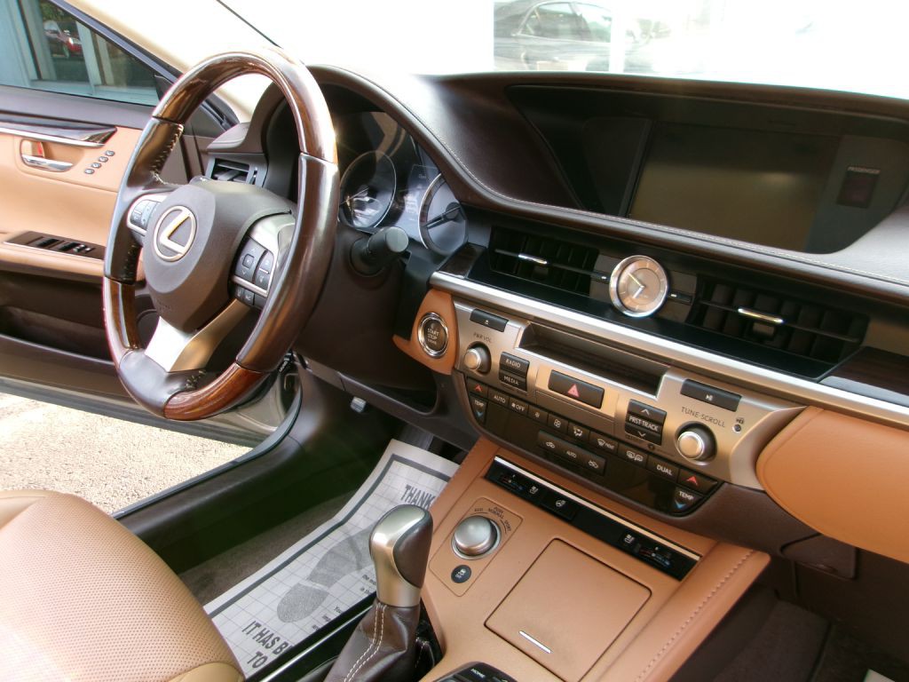 2018 Lexus ES Image 21