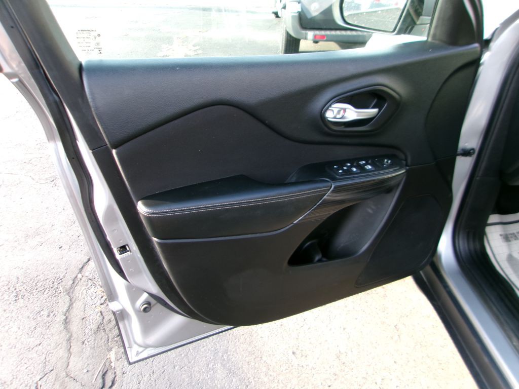 2015 Jeep Cherokee Image 12