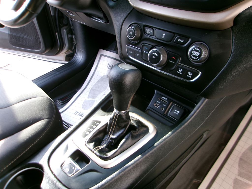 2015 Jeep Cherokee Image 16