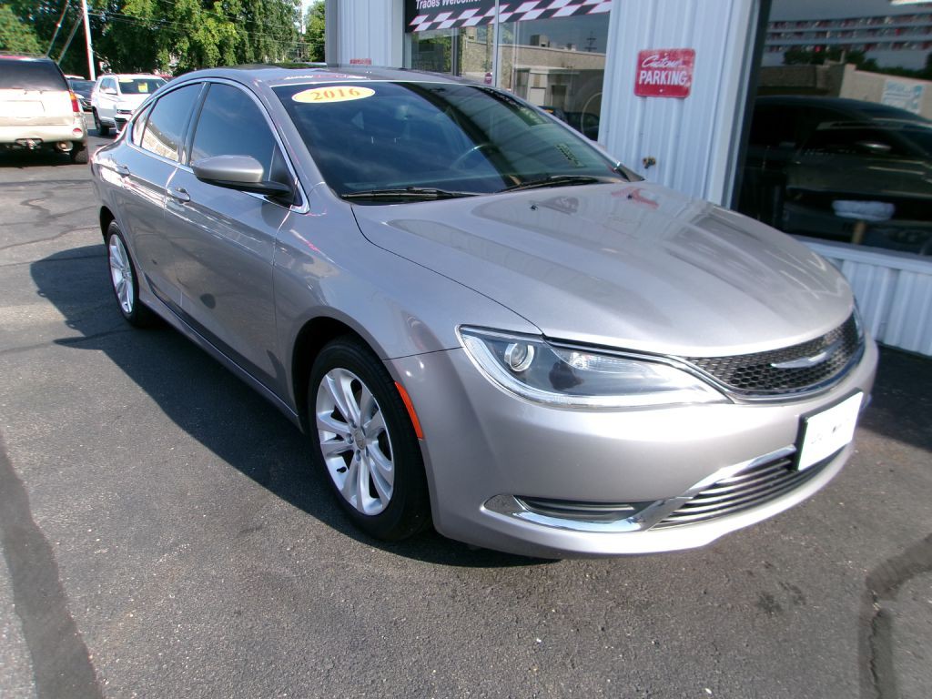 2016 Chrysler 200 Image 1