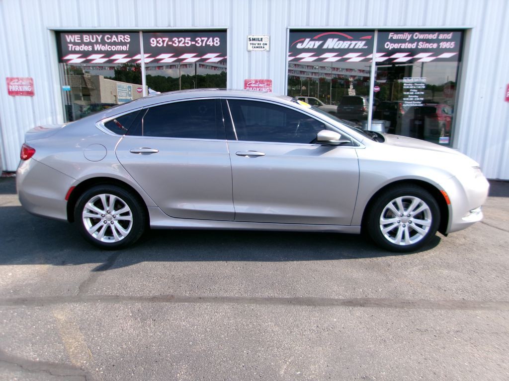 2016 Chrysler 200 Image 2