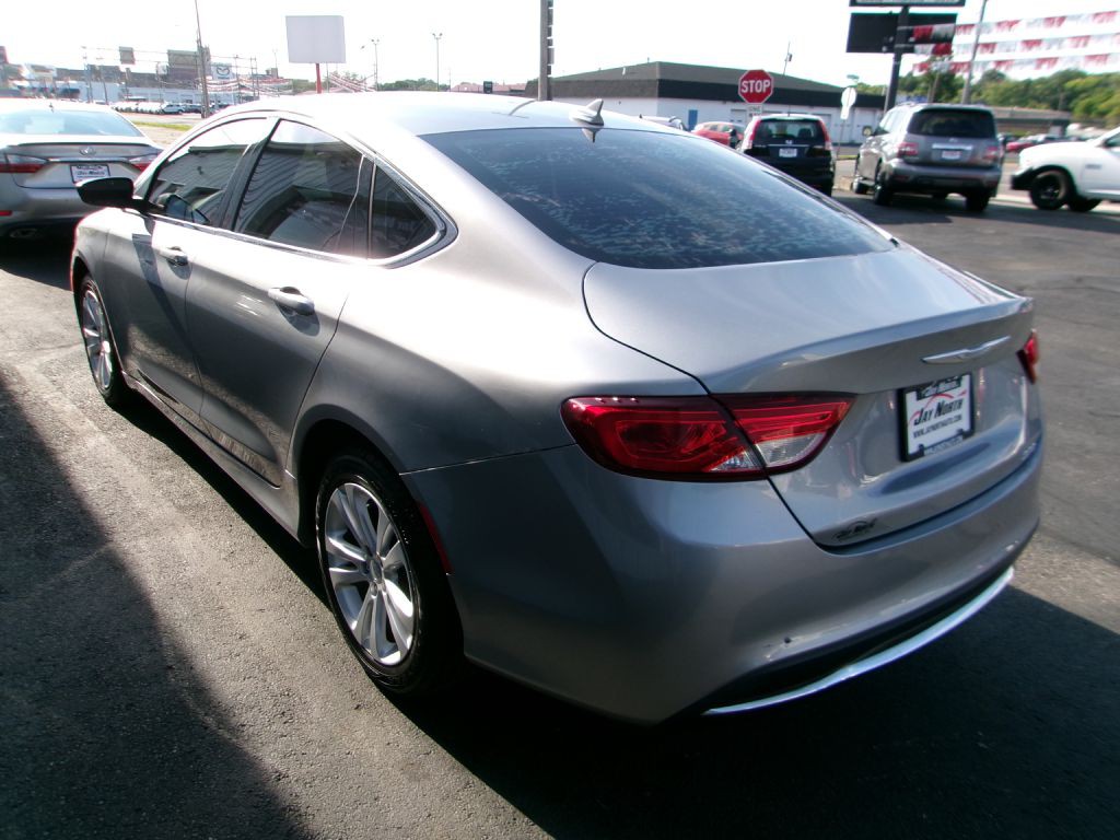 2016 Chrysler 200 Image 3