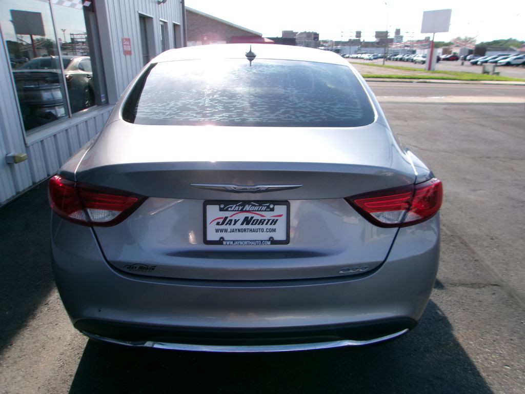 2016 Chrysler 200 Image 4