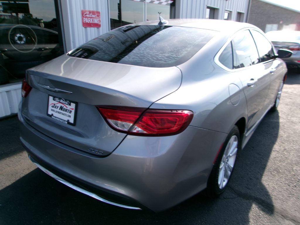 2016 Chrysler 200 Image 5