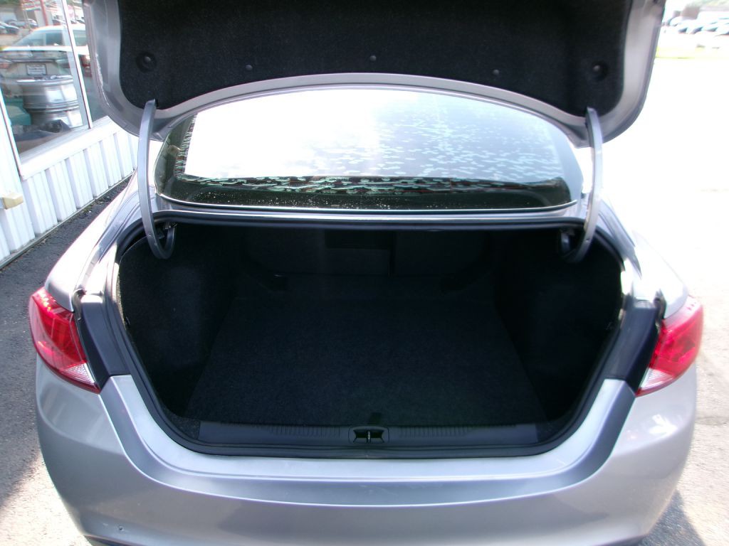 2016 Chrysler 200 Image 6