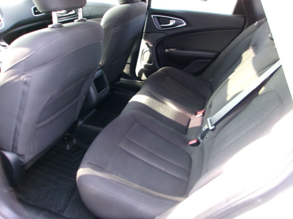 2016 Chrysler 200 Image 7