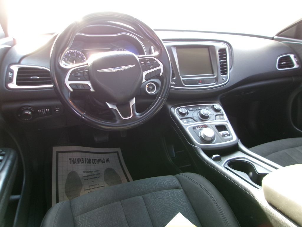 2016 Chrysler 200 Image 8
