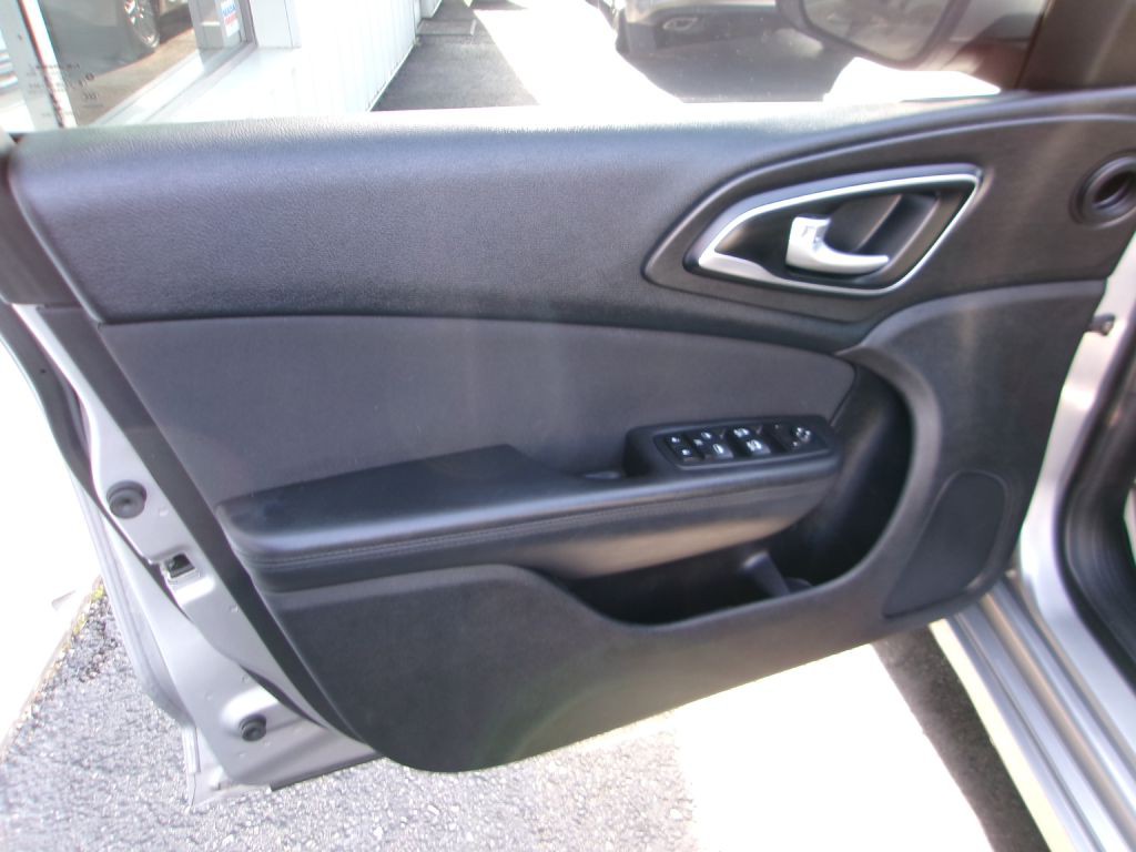 2016 Chrysler 200 Image 9