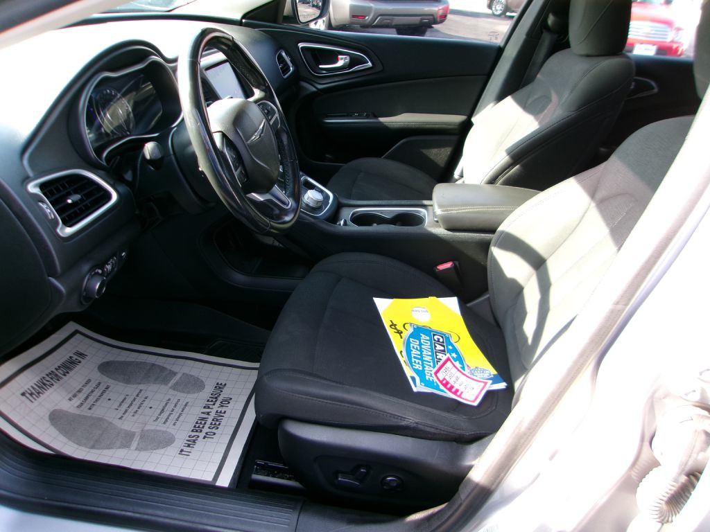 2016 Chrysler 200 Image 10
