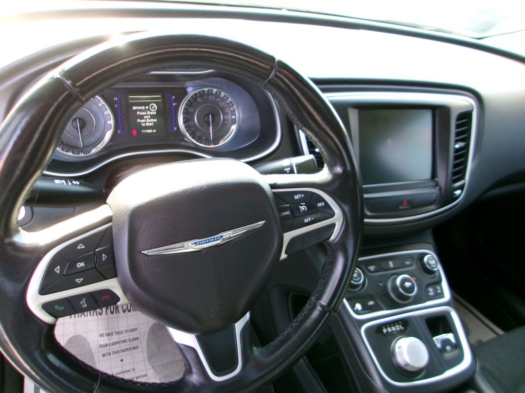 2016 Chrysler 200 Image 11