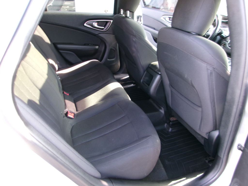 2016 Chrysler 200 Image 12