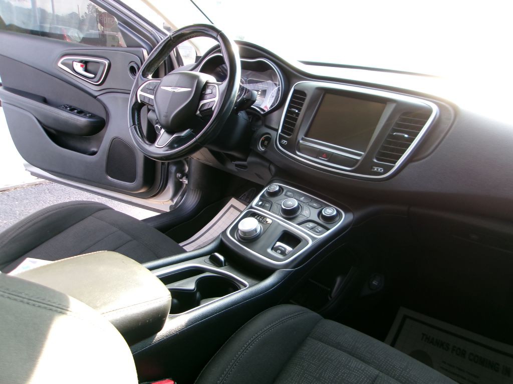 2016 Chrysler 200 Image 13