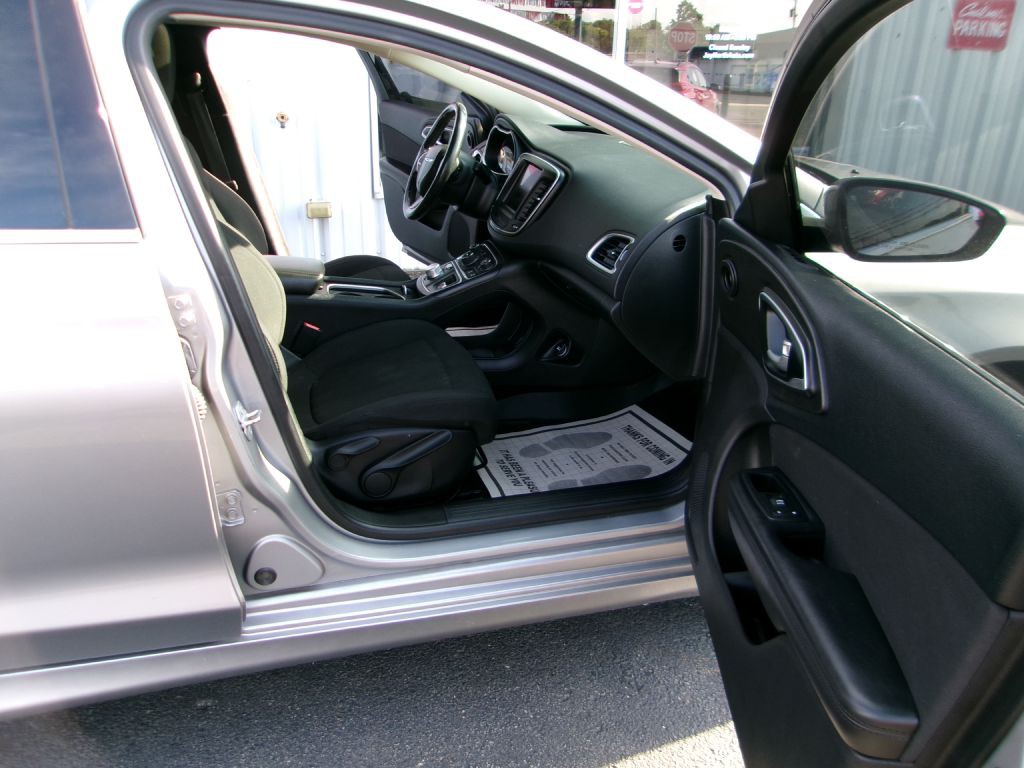 2016 Chrysler 200 Image 14