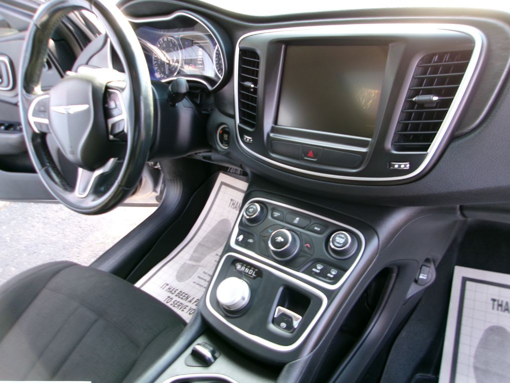 2016 Chrysler 200 Image 15