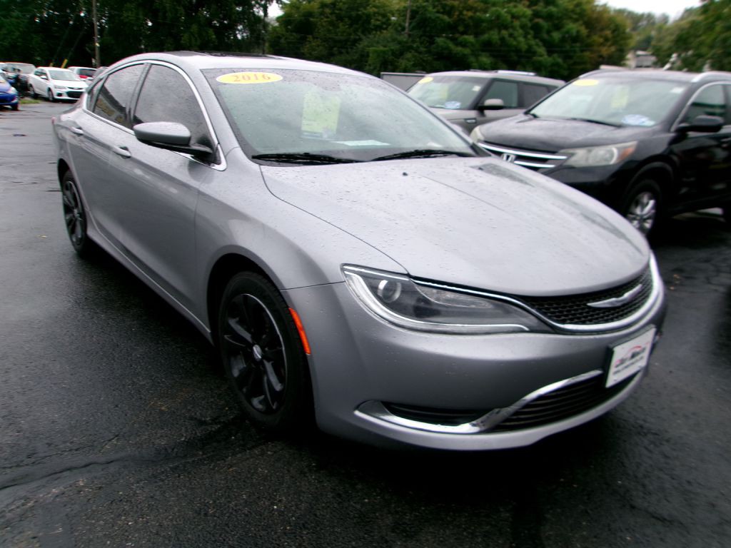 2016 Chrysler 200 Image 1