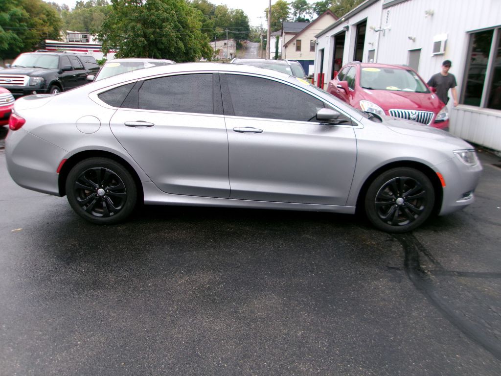 2016 Chrysler 200 Image 2