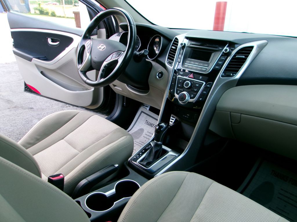 2016 Hyundai Elantra Image 16