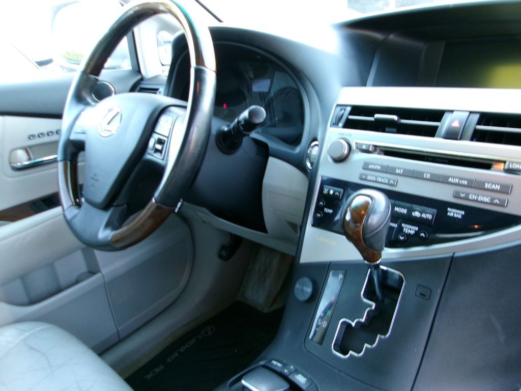 2010 Lexus RX Image 17