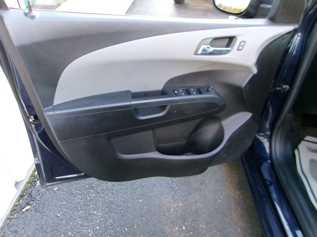 2015 Chevrolet Sonic Image 8