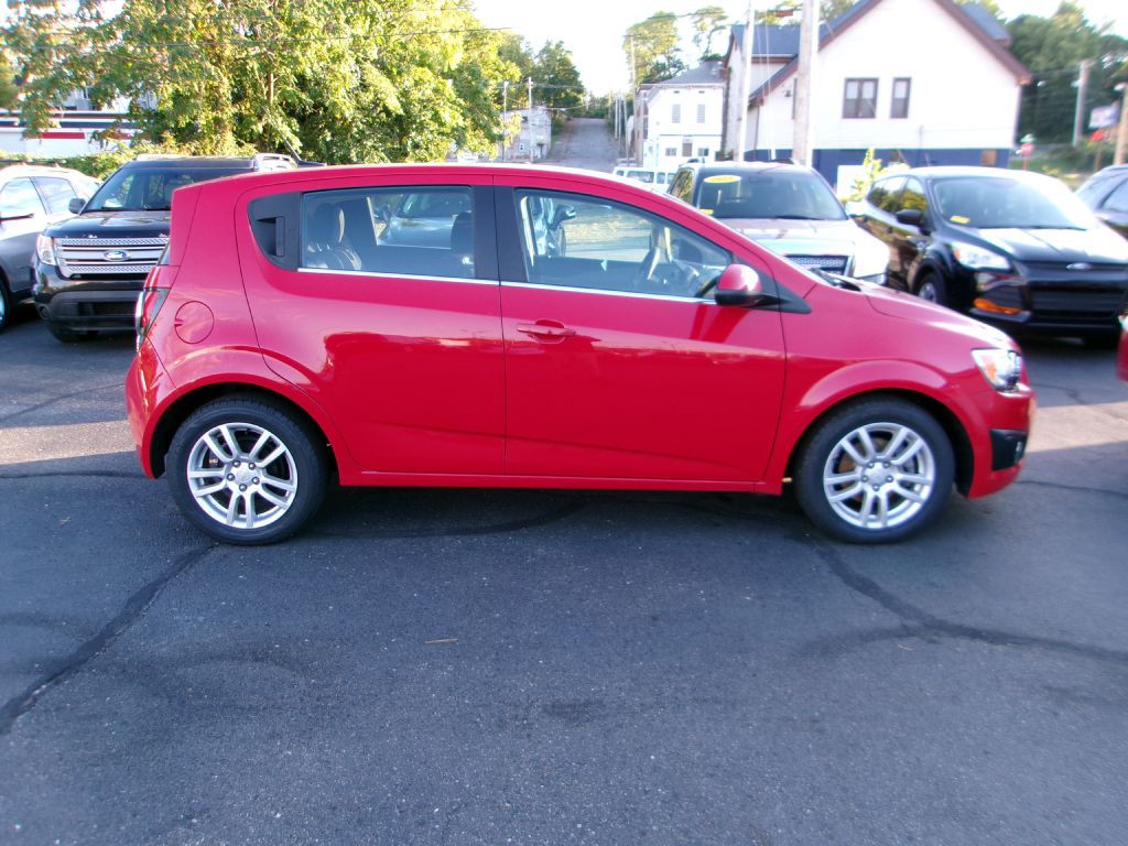 2013 Chevrolet Sonic Image 2