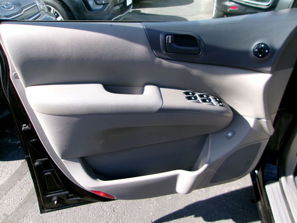 2011 Kia Sedona Image 7
