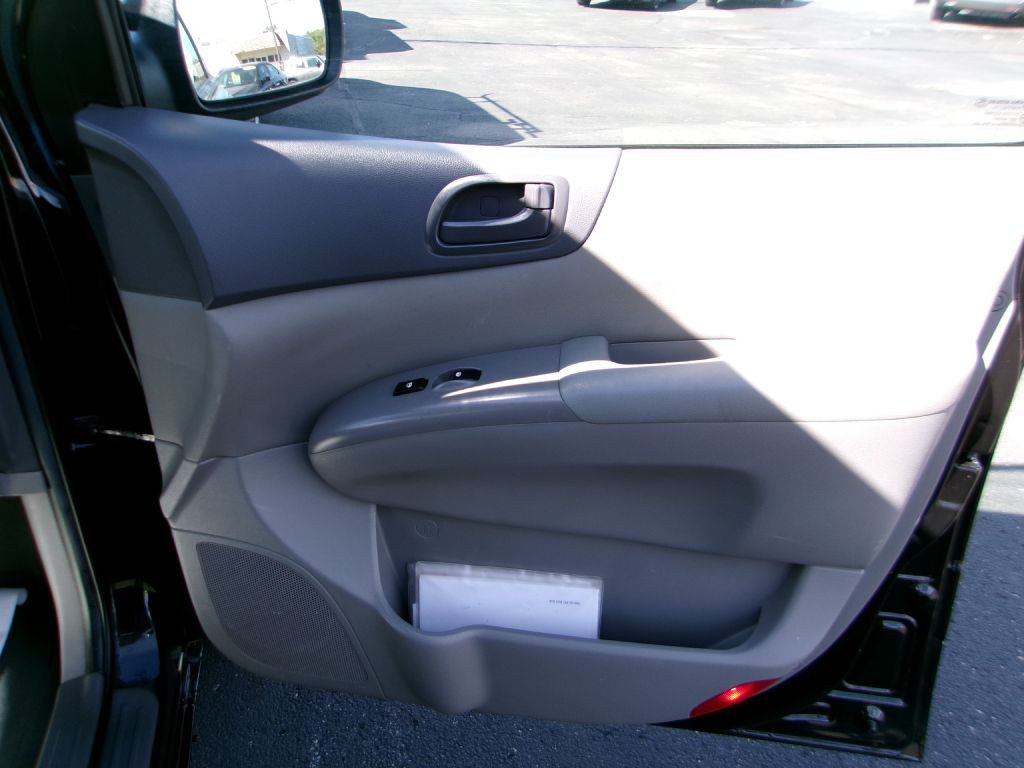 2011 Kia Sedona Image 14