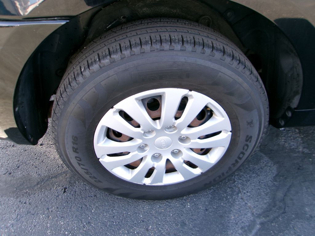 2011 Kia Sedona Image 17