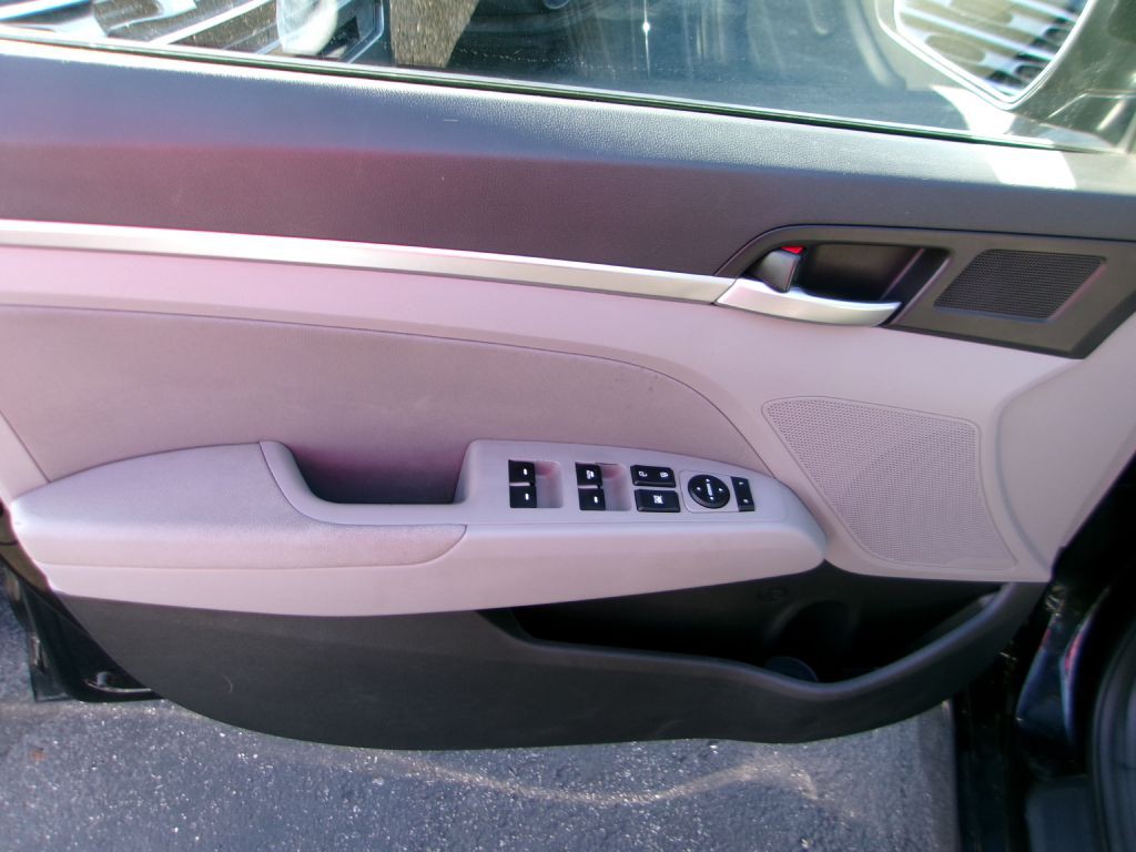 2020 Hyundai Elantra Image 8