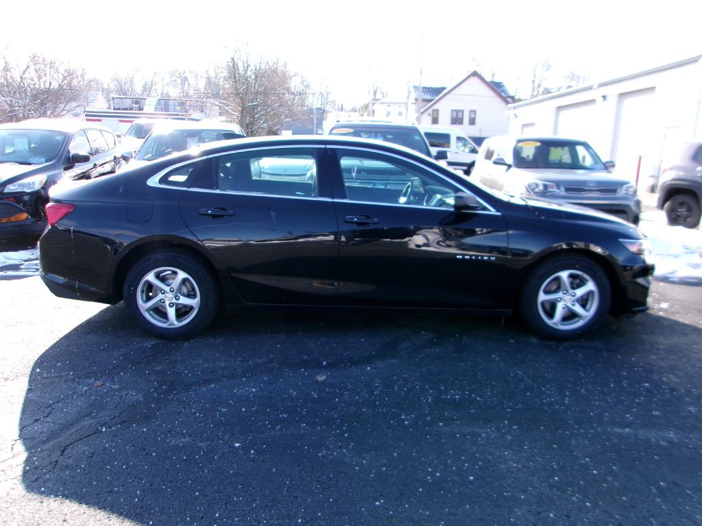 2018 Chevrolet Malibu Image 2