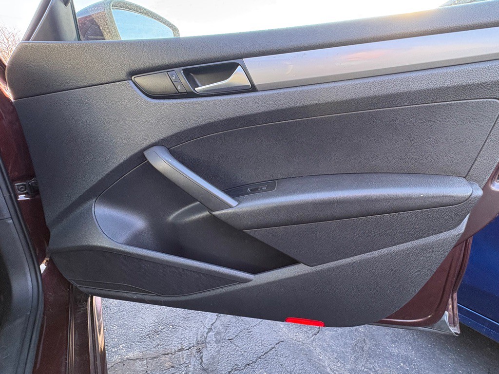 2013 Volkswagen Passat Image 14