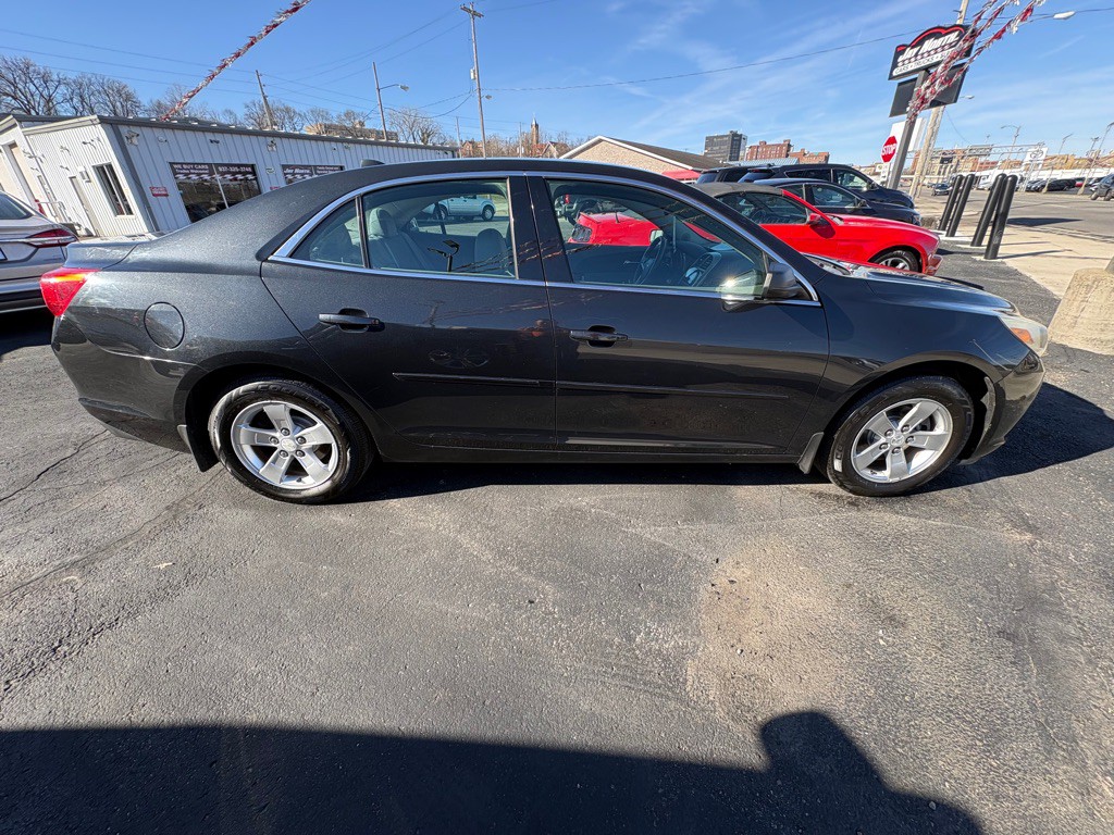 2013 Chevrolet Malibu Image 2