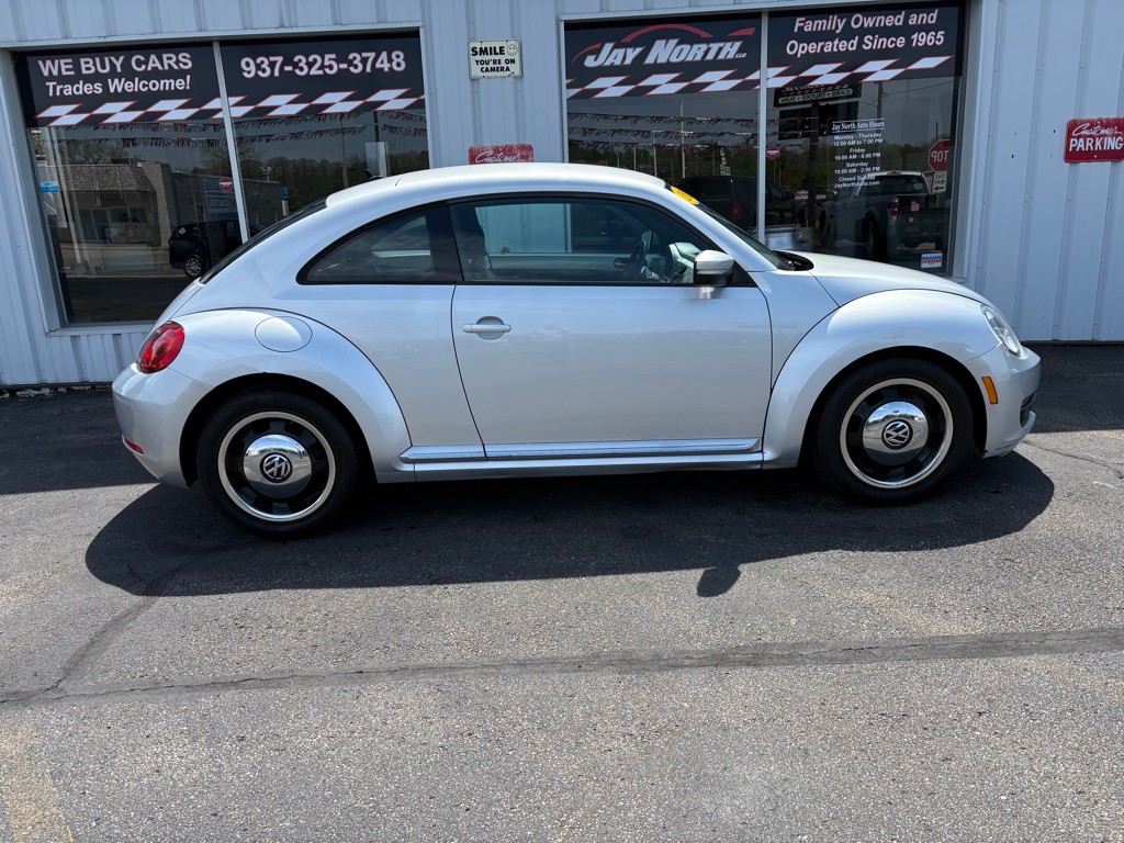 2012 Volkswagen Beetle Image 2