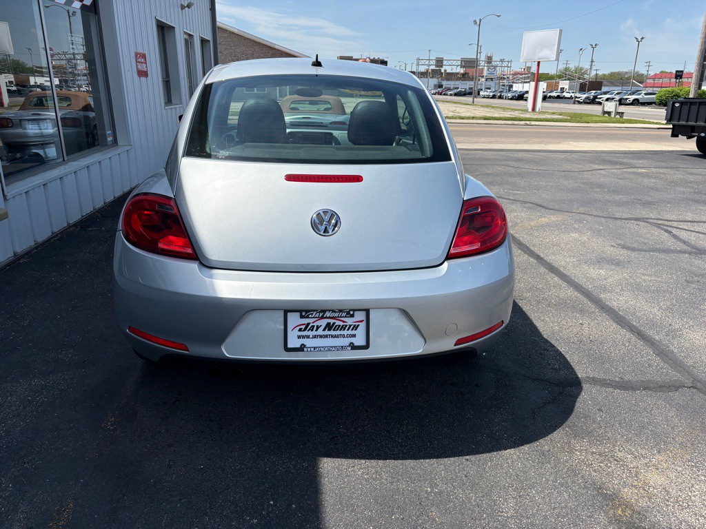 2012 Volkswagen Beetle Image 4