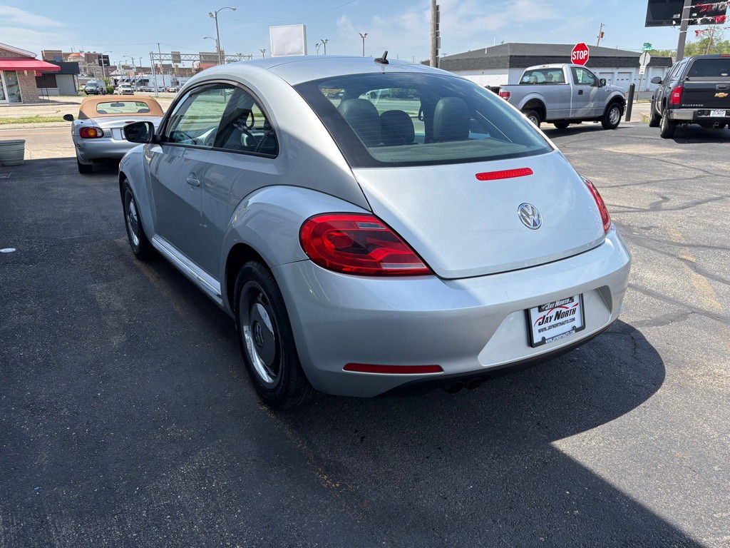 2012 Volkswagen Beetle Image 5