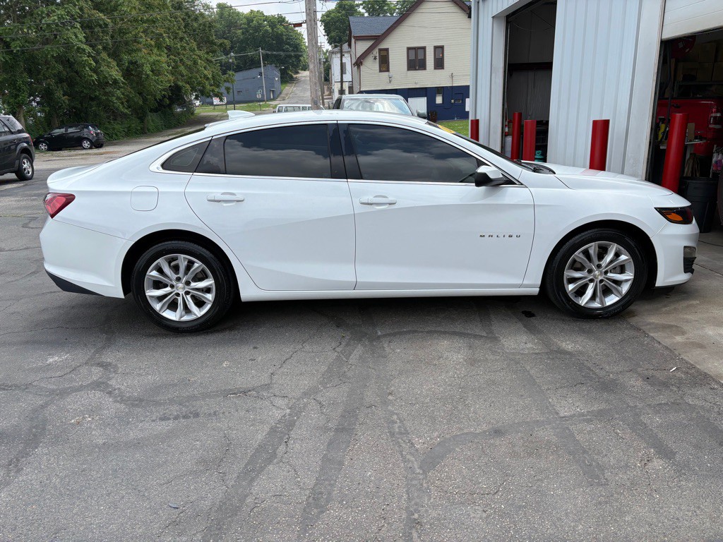 2022 Chevrolet Malibu Image 2